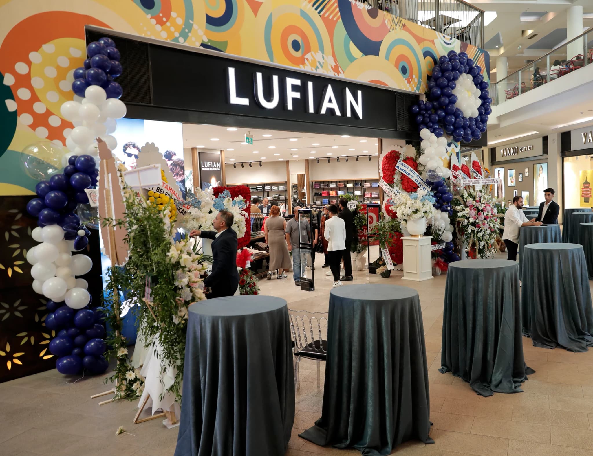 Kurumsal açılış ve lansman etkinliği için premium mekan ve ambiyans tasarımı